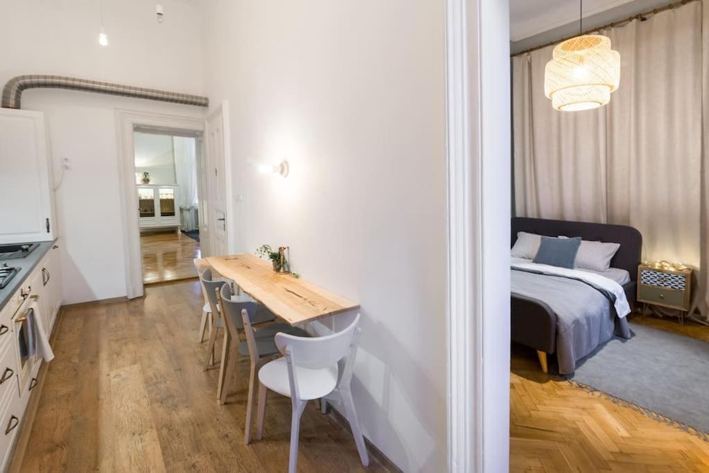 No.8: Lovely & Cosy 3-Room Heart Of The City Тімішоара Екстер'єр фото
